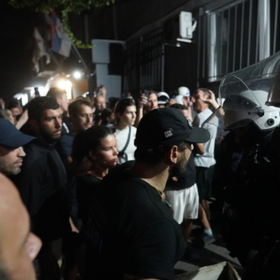 Proteste u Nišu predvodi mladić koji na Tik Toku šalje neprimerene poruke i daje mladima pogrešan primer VIDEO