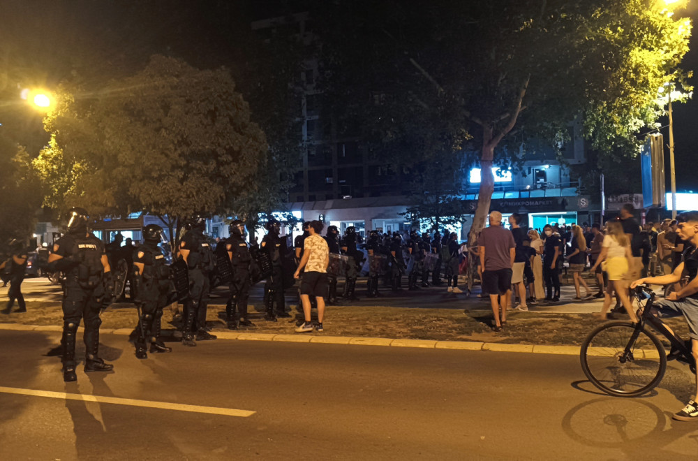 Dačić: Mnogo povređenih građana, od kojih 15 policajaca; Svi koji su napali policiju biće uhapšeni VIDEO