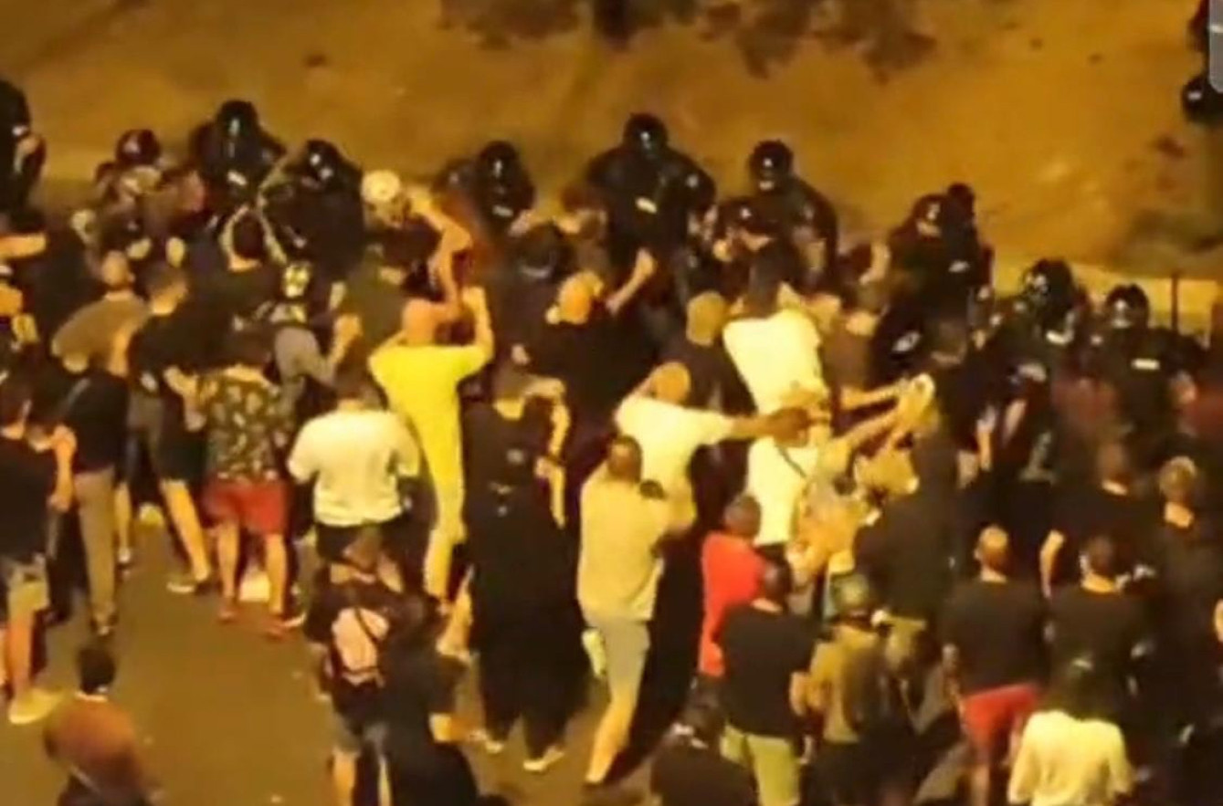 Težak incident u Novom Sadu: Demonstranti oborili čoveka na zemlju, šutirali ga i udarali VIDEO