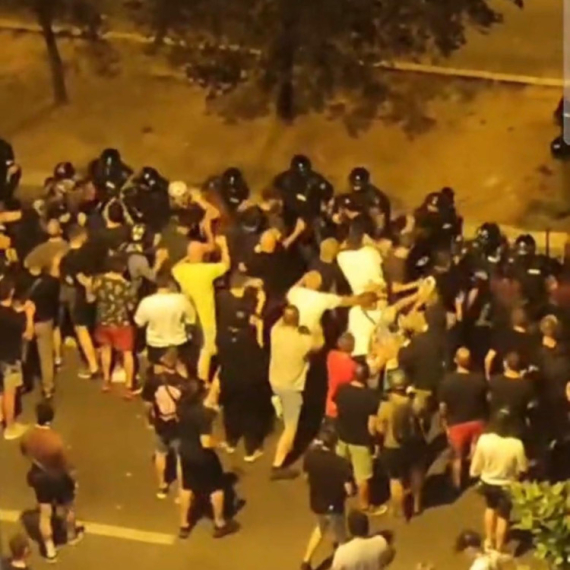 Težak incident u Novom Sadu: Demonstranti oborili čoveka na zemlju, šutirali ga i udarali VIDEO