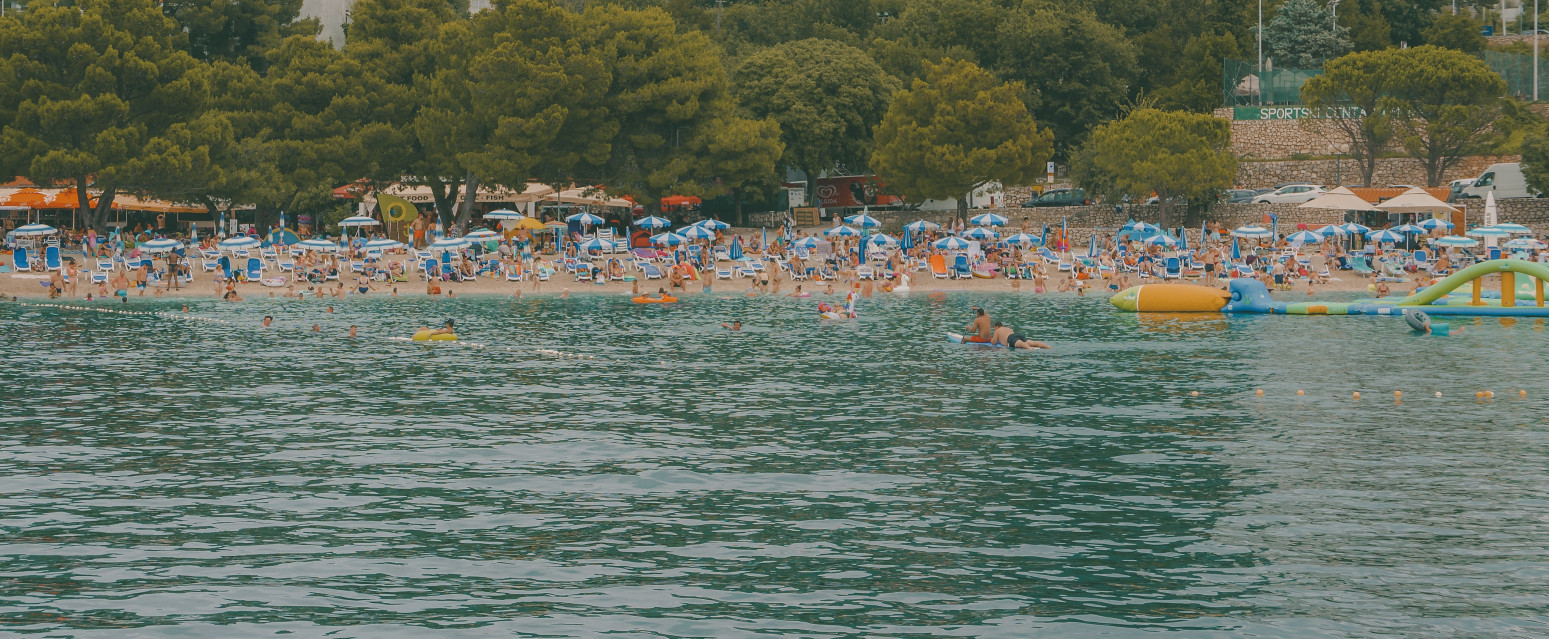 Turisti prave haos u hrvatskom letovalištu: Nema tuševa, nuždu vrše po parkovima, a žale se na cene