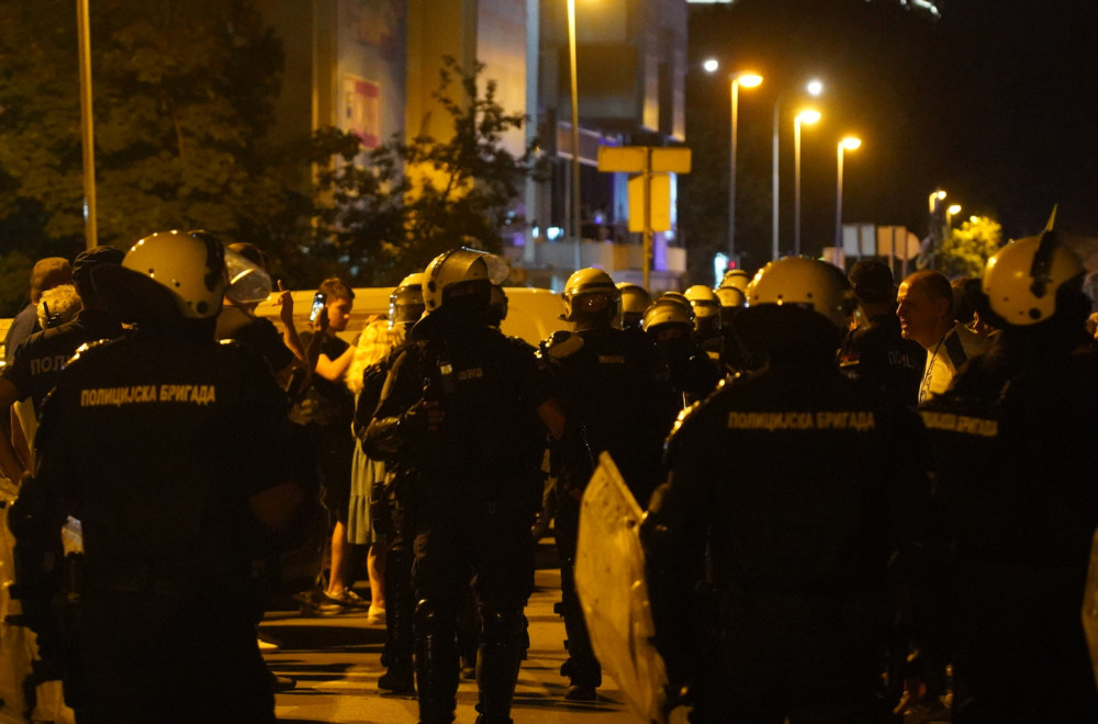 MUP: Jeziv napad na državu, ogromna agresija; Povređeno 27 policajaca; Privedeno 47 lica VIDEO