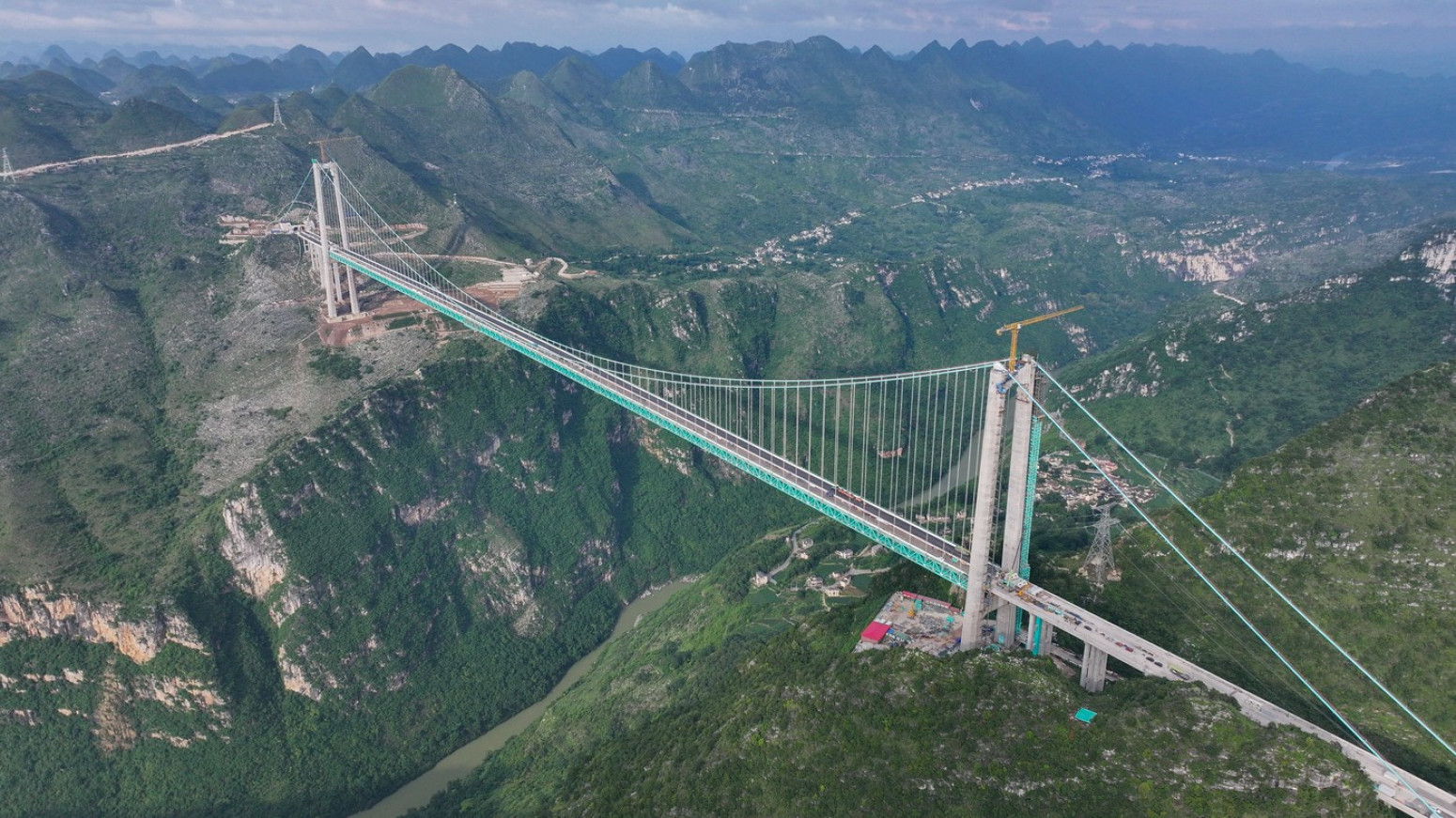 Putovanje od dva sata skratiće na minut: Pogledajte čudo za koje su Kinezi izrezali planinu FOTO/VIDEO