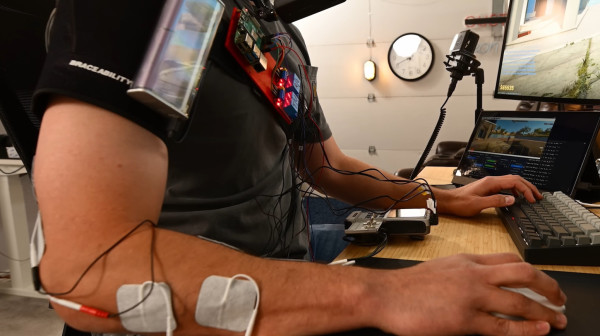 YouTuber napravio neobičan aimbot koji kontroliše mišiće pravim elektrošokovima