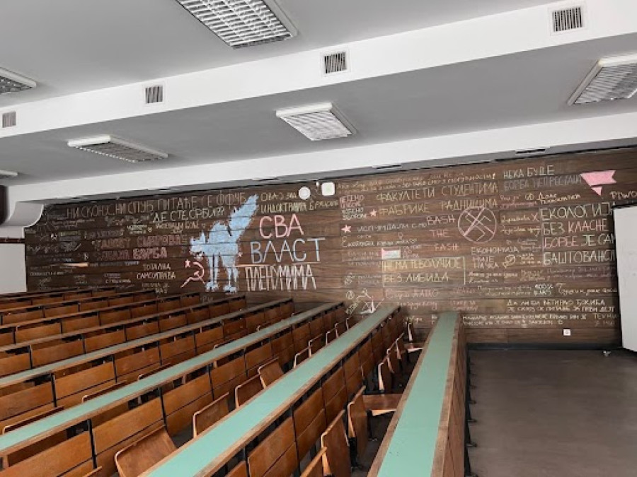 Vandalizam na Filozofskom fakultetu: Sala 101 uništena nakon meseci blokaderske opsade FOTO