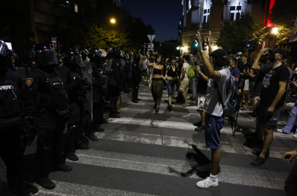 Dačić: Brutalan napad; Povređeno 75 pripadnika policije; Među uhapšenima i tri strana državljana VIDEO