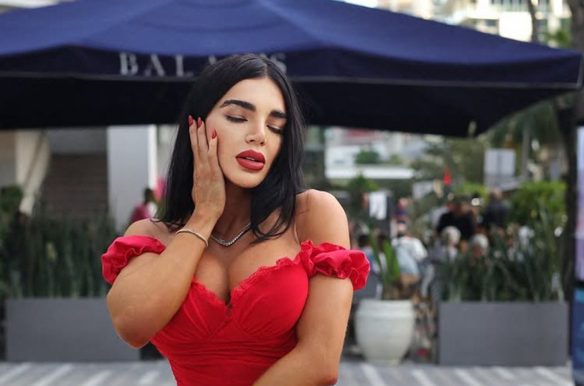 Zbog korseta joj se pomerili unutrašnji organi: Ne skida ga 23 sata dnevno FOTO