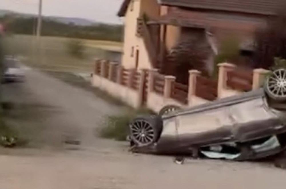 Poginula jedna osoba, druga povređena: Vozilo se od siline udara prevrnulo na krov FOTO