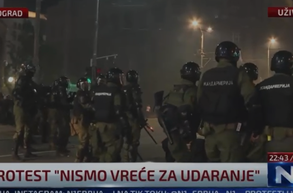 Blokaderska N1 potvrdila: Blokaderi bacaju na policajce pirotehniku i hemijska sredstva, oni mirno stoje VIDEO