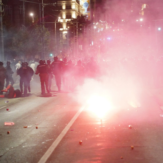 Vlast u Srbiji najveća demokratija Evrope: Gde još vlada finansira projekte koji direktno napadaju vlast? FOTO