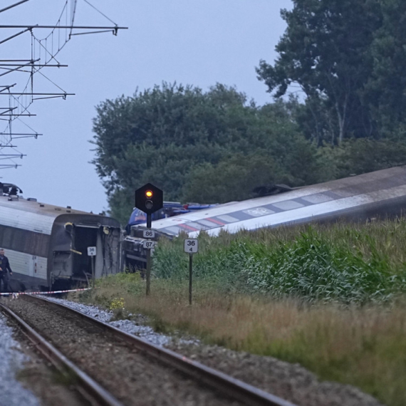 Putnički voz udario u cisternu: Jedna poginula, 27 povređenih; Obustavljen saobraćaj FOTO