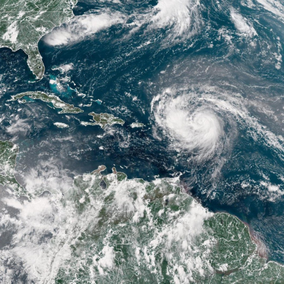 Atlantski monstrum: Uragan Erin jača i ide ka obali SAD; Prete razorni udari i talasi preko 3 metra FOTO/VIDEO