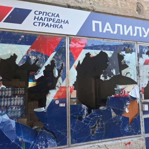 Blokaderi uništili prostorije SNS na Paliluli; Pogledajte divljačko razbijanje objekta FOTO/VIDEO