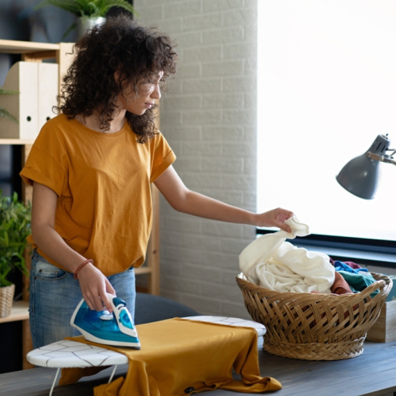 Jednostavan trik koji će vam olakšati peglanje veša i uštedeti vreme