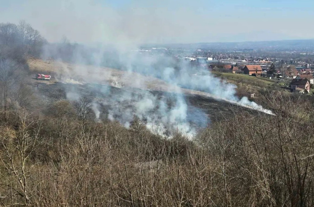 Veliki požar izbio u Čačku: Vatra guta voćnjake i imanja FOTO