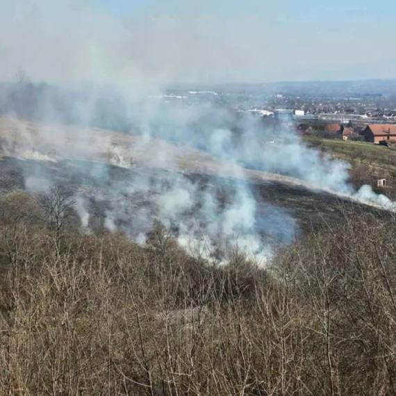 Veliki požar izbio u Čačku: Vatra guta voćnjake i imanja FOTO