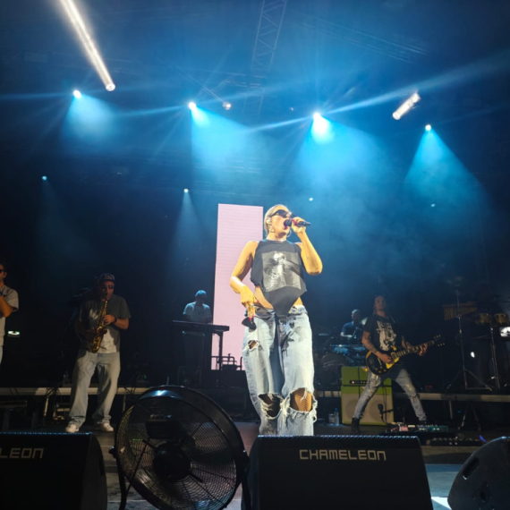 Senidah i Zoster zapalili publiku