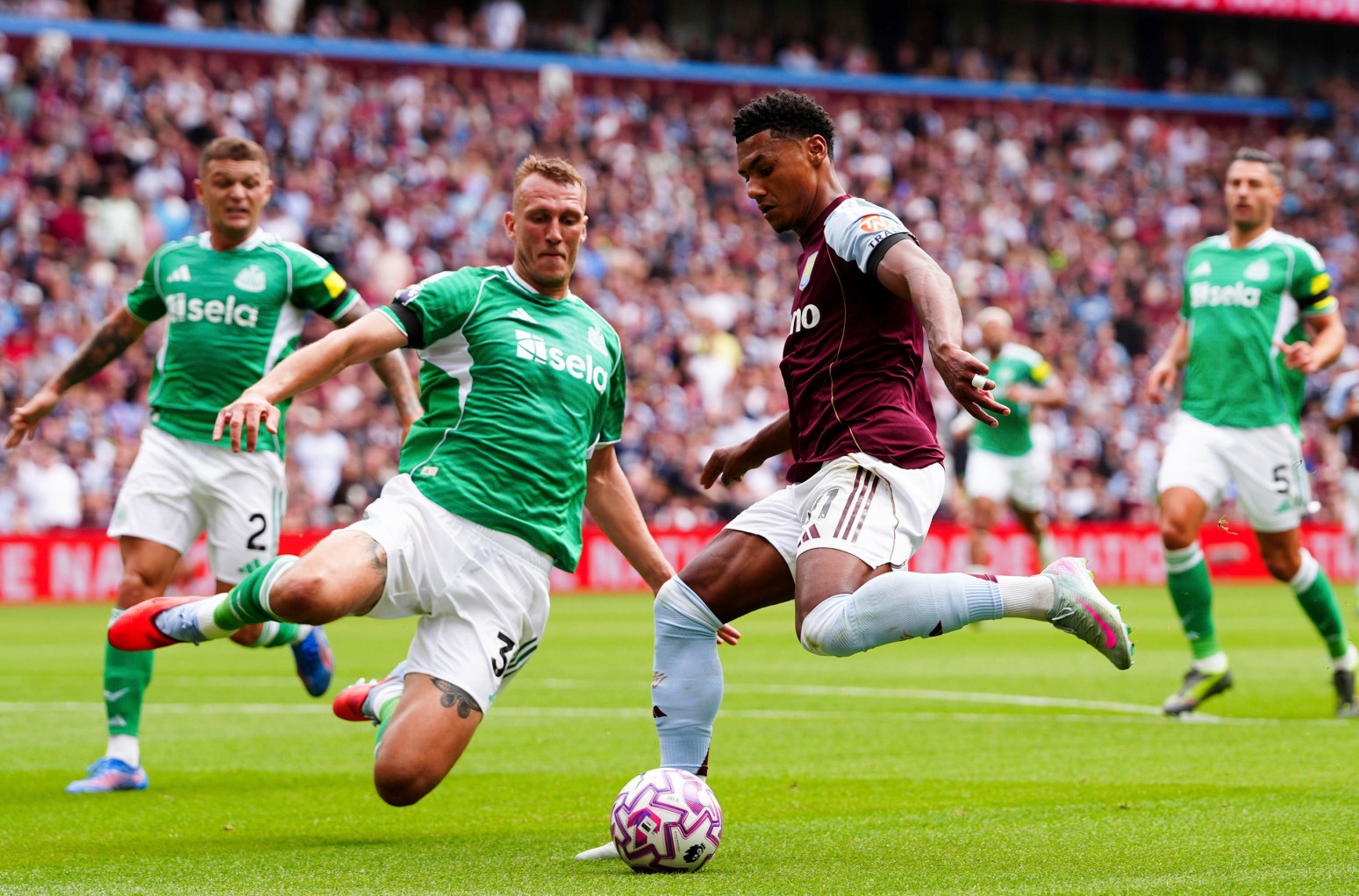 "Nula" na terenu i na semaforu – Vila se spasla crvenim kartonom i srećom VIDEO