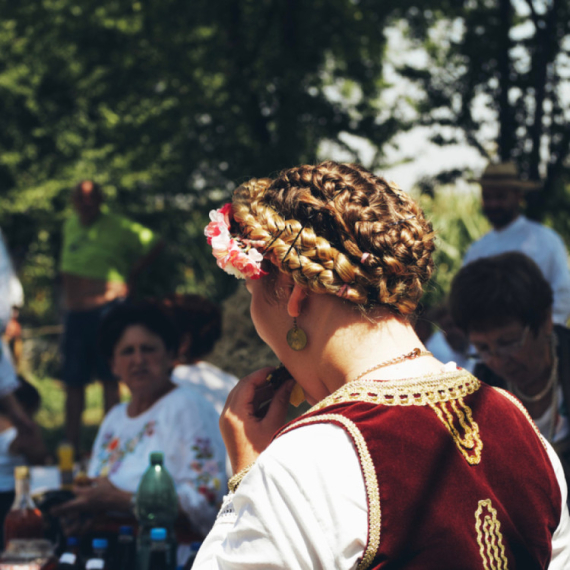 Anđela iz Čačka je studentkinja generacije u Londonu: Uspeh slavila u srpskoj nošnji VIDEO