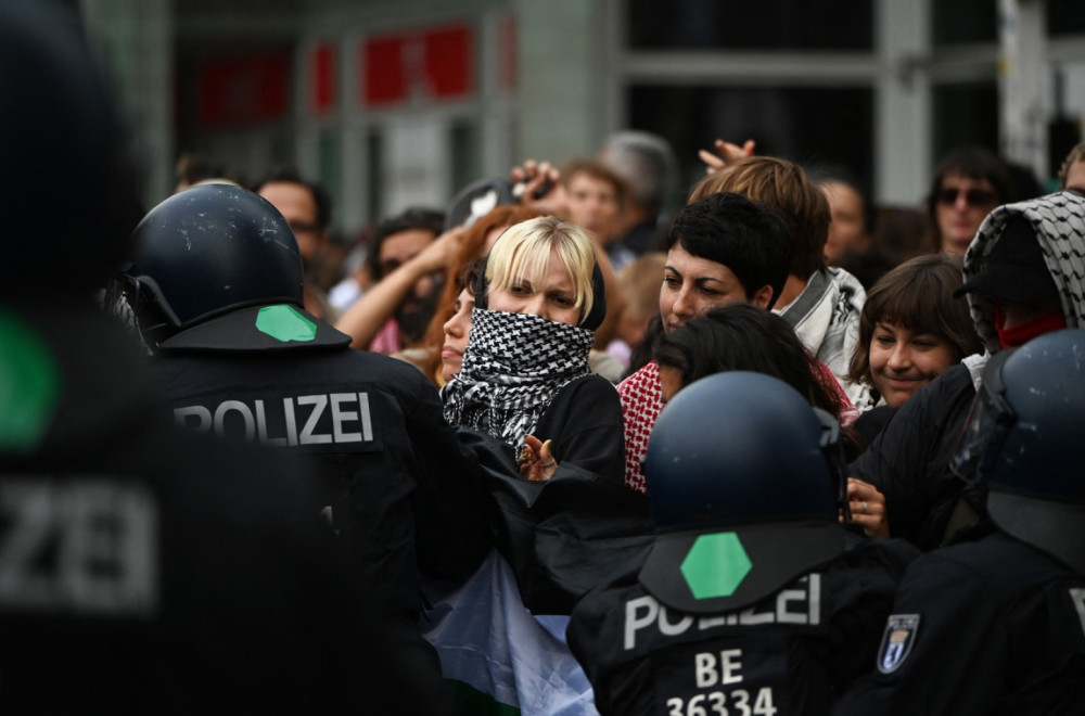 Kako je nemačka policija suzbijala proteste: Od hapšenja devojčice do pritiskanja uhapšenih kolenom po vratu