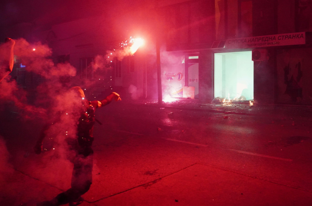 Blokaderi zapalili prostorije Srpske napredne stranke u Valjevu