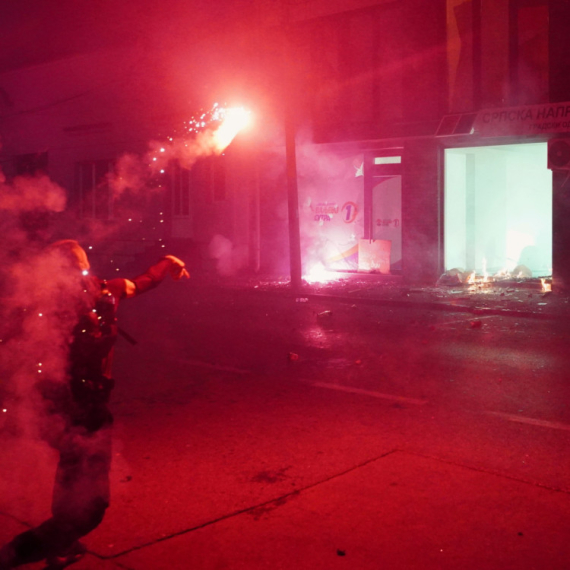 Blokaderi zapalili prostorije Srpske napredne stranke u Valjevu