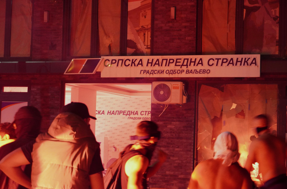 Dačić: Brutalan napad na policiju; Privedeno 18 lica; Nastavljaju se hapšenja