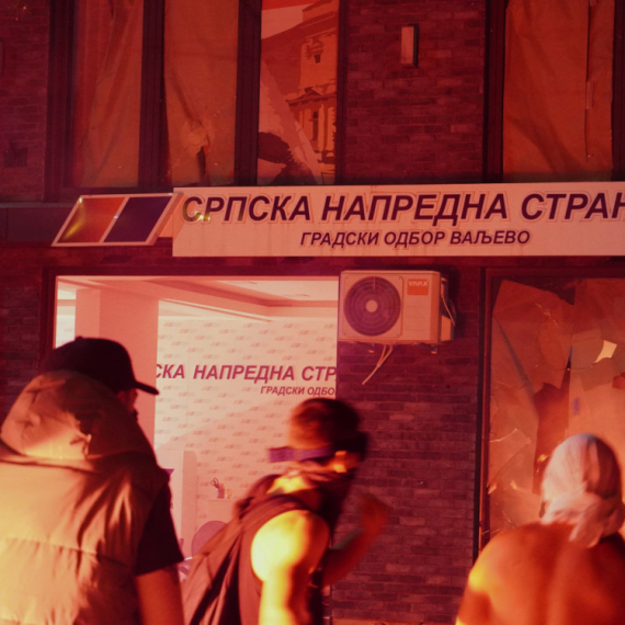 Dačić: Brutalan napad na policiju; Privedeno 18 lica; Nastavljaju se hapšenja