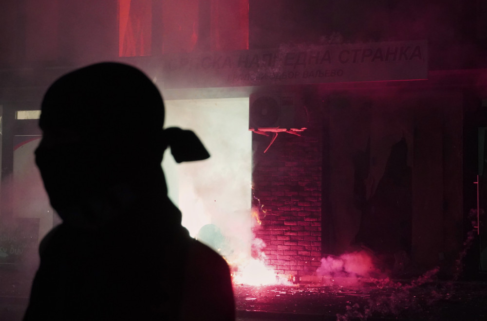 Blokaderi zapalili SNS u zgradi u kojoj ljudi žive; Vučević: "Hteli su da nas zapale, kao Srbe na Baniji" FOTO