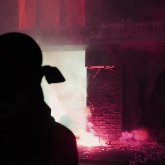 Blokaderi zapalili SNS u zgradi u kojoj ljudi žive; Vučević: "Hteli su da nas zapale, kao Srbe na Baniji" FOTO