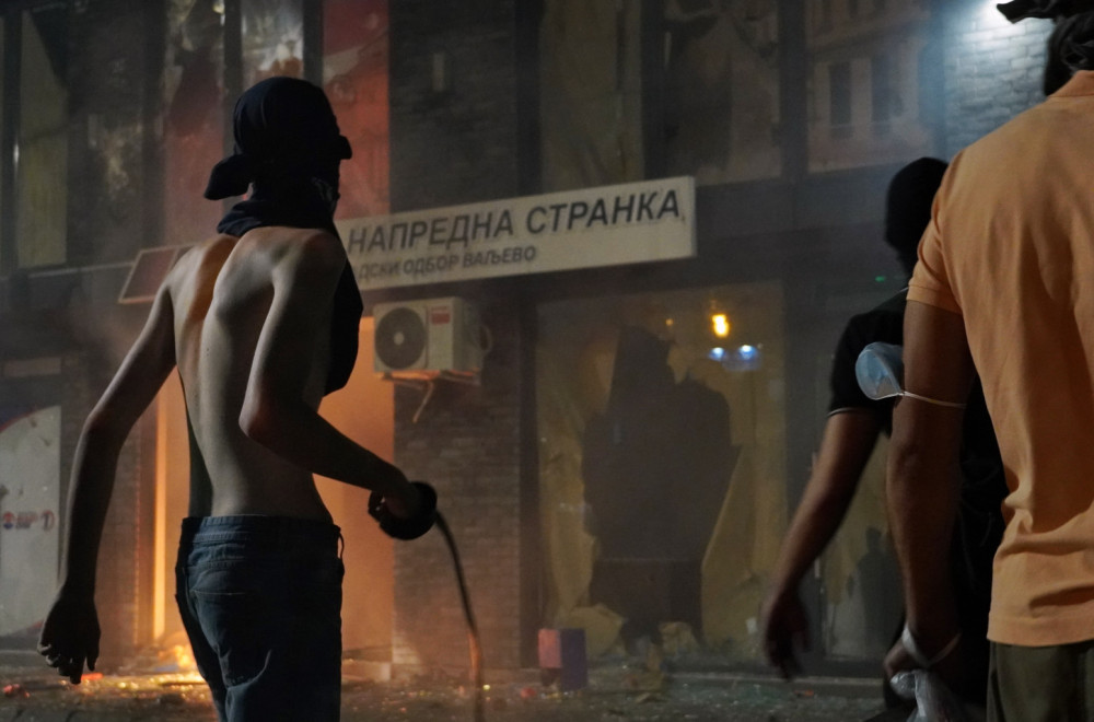 Blokaderi zapalili SNS u zgradi u kojoj ljudi žive; Vučević: Hteli su da nas zapale, kao Srbe na Baniji FOTO