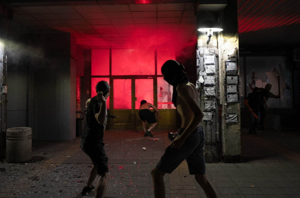 "Povređeno 6 policajaca, privedeno 56 osoba"; Oglasio se MUP povodom incidenta na sinoćnim protestima