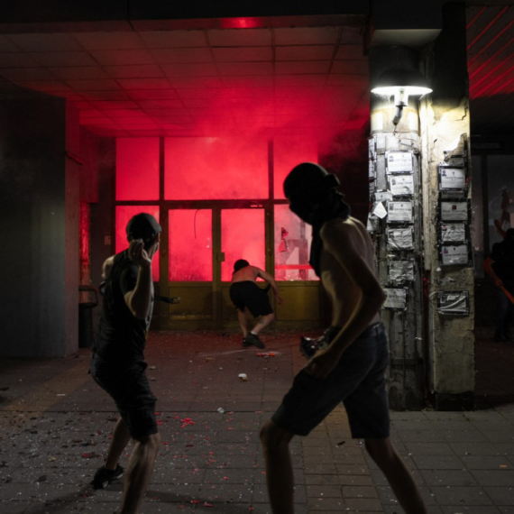 "Povređeno 6 policajaca, privedeno 56 osoba"; Oglasio se MUP povodom incidenta na sinoćnim protestima