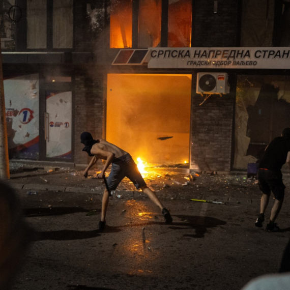 VJT Beograd: Saslušan osumnjičeni da je gađao izlog prostorija SNS