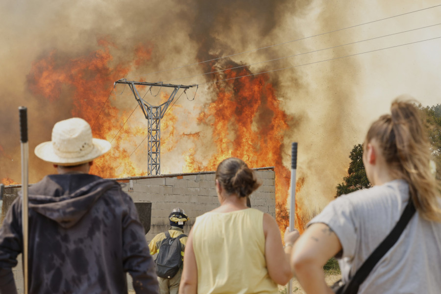 Vatra gutа gradove i sela: Požari van kontrole; Hiljade evakuisanih; Zatvoreni putevi FOTO/VIDEO