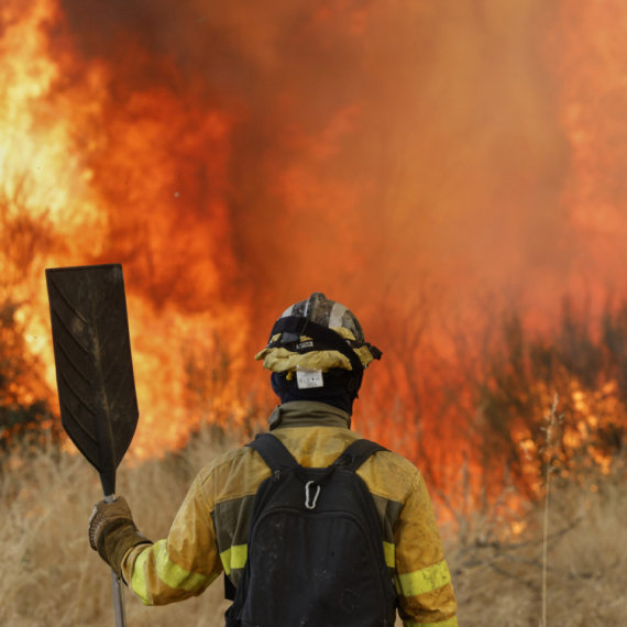 Iznosio smeće, pa primetio požar: Radnik JKP Šumadija hrabro reagovao