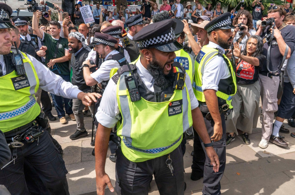 Vozilom uleću u masu, udaraju vodenim topovima; Ovako se policija u Evropi odnosi prema demonstrantima VIDEO