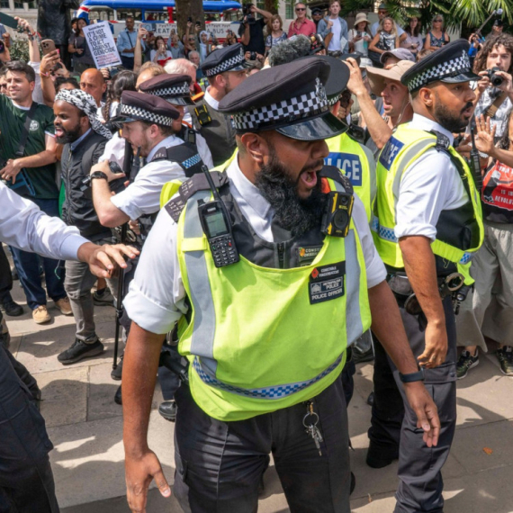 Vozilom uleću u masu, udaraju vodenim topovima; Ovako se policija u Evropi odnosi prema demonstrantima VIDEO