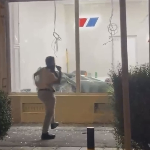 Blokaderi opet kamenuju, spaljuju i uništavaju: Napadnute prostorije SNS na Paliluli VIDEO