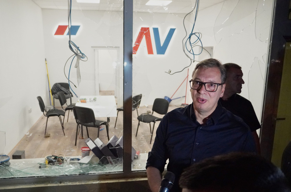 Vučić ispred demoliranih prostorija SNS: Jedino znaju da razbijaju, spaljuju i ubijaju; Pobedićemo ovo zlo