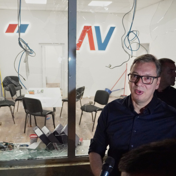 Vučić ispred demoliranih prostorija SNS: Jedino znaju da razbijaju, spaljuju i ubijaju; Pobedićemo ovo zlo