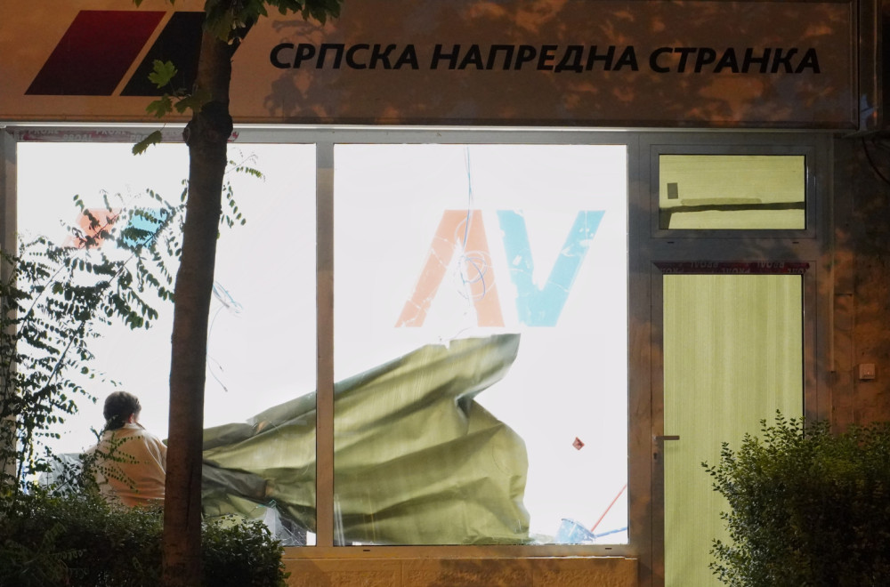 Uhapšene tri osobe osumnjičene za nasilje i razbijanje prostorija SNS u Cvijićevoj FOTO