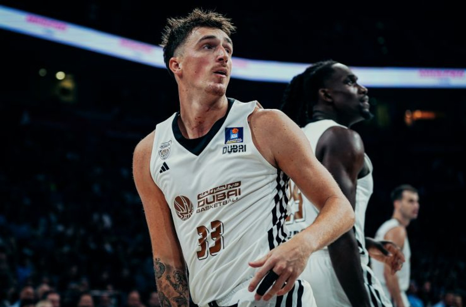 Zašto košarkaši Dubaija nose crne-bele dresove?