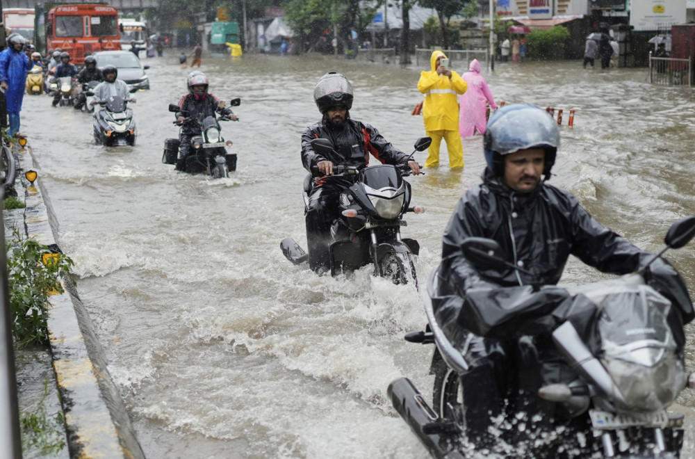 Voda do pojasa, ljudi plivaju po ulicama VIDEO