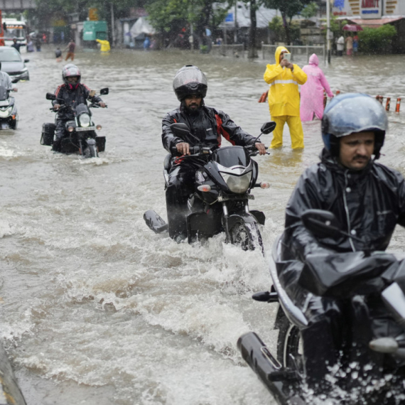 Voda do pojasa, ljudi plivaju po ulicama VIDEO