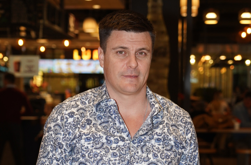 "Neću huškati svoj narod dok sedim na rivi i cirkam piće"; Vuk Kostić ne podržava nasilje blokadera