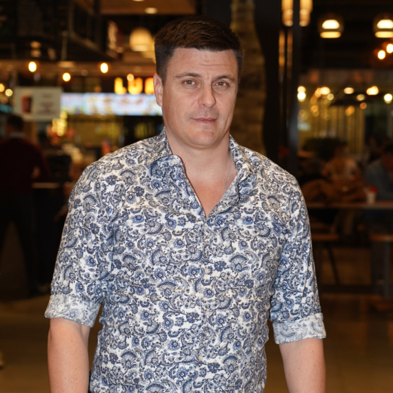 "Neću huškati svoj narod dok sedim na rivi i cirkam piće"; Vuk Kostić ne podržava nasilje blokadera