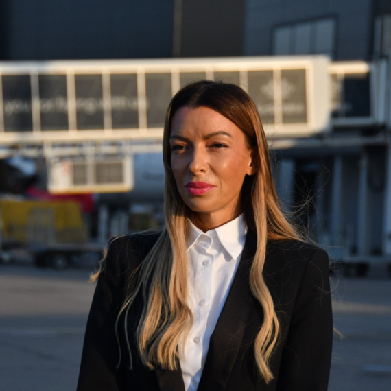 Mesarović ispred Narodne skupštine: Najjači smo kada smo zajedno, ujedinjeni u ljubavi prema Srbiji FOTO