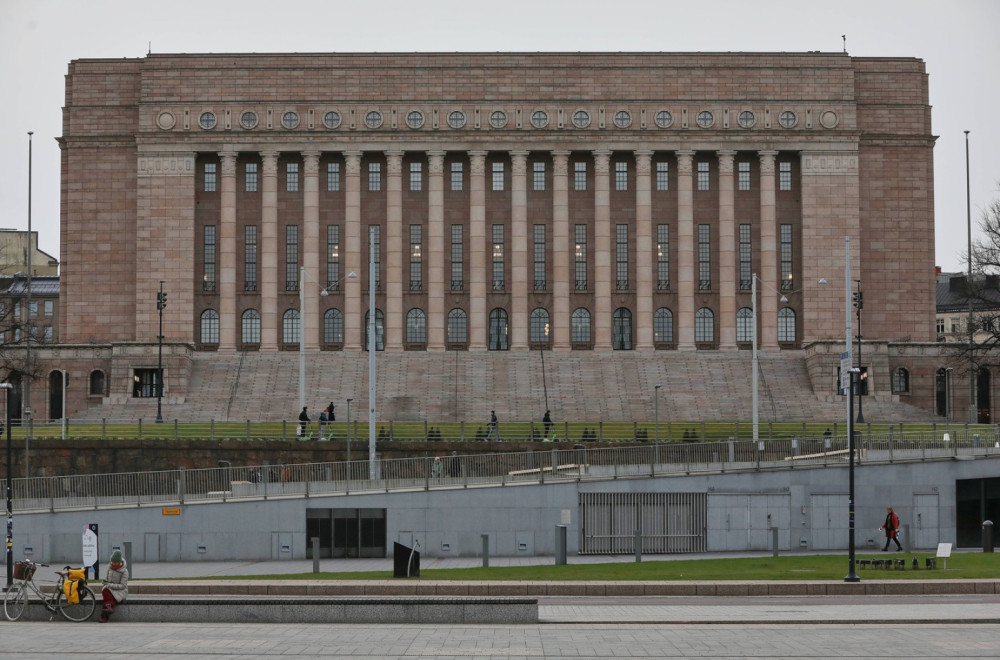 Poslanik izvršio samoubistvo u parlamentu?! FOTO