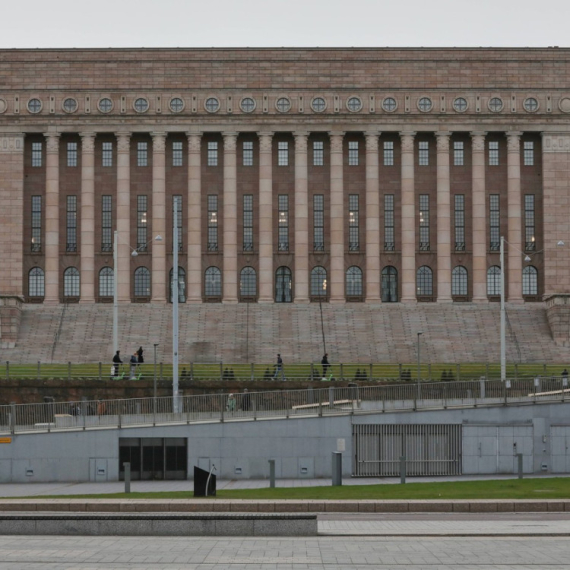 Poslanik izvršio samoubistvo u parlamentu?! FOTO